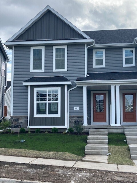 621 Hillcrest Dr in Waunakee, WI - Foto de edificio