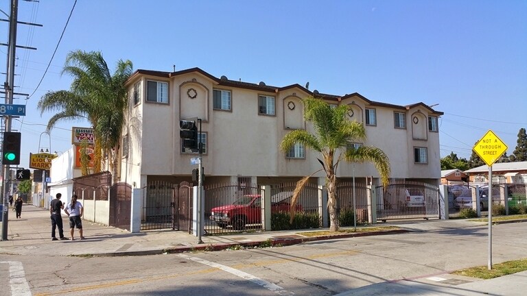 8823 S Figueroa St in Los Angeles, CA - Building Photo