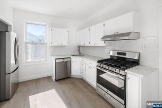 46 Garden Pl in Edgewater, NJ - Building Photo - Building Photo