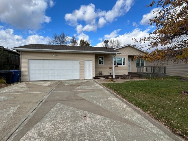 708 27th St W in Dickinson, ND - Foto de edificio - Building Photo
