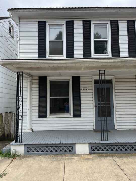 312 Main St in Wellsville, PA - Building Photo