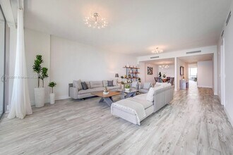 10203 Collins Ave in Bal Harbour, FL - Foto de edificio - Building Photo