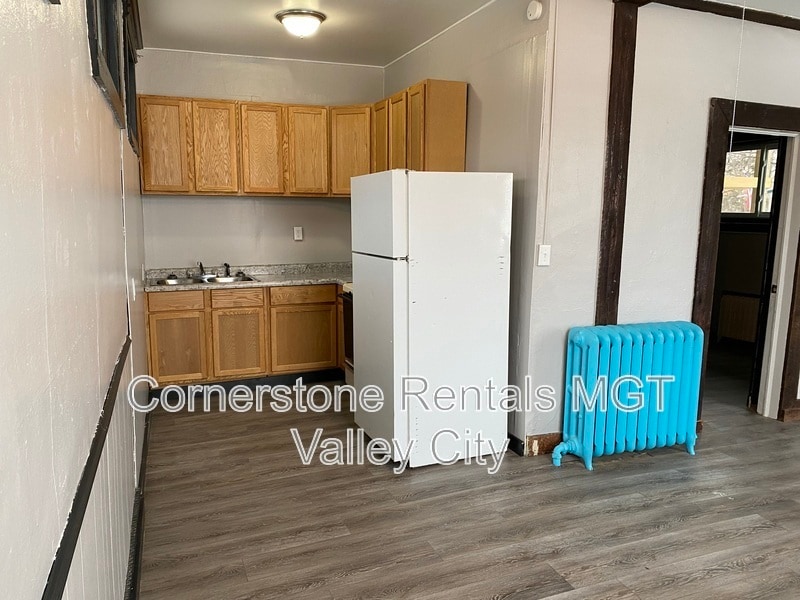 261 College St SE in Valley City, ND - Building Photo