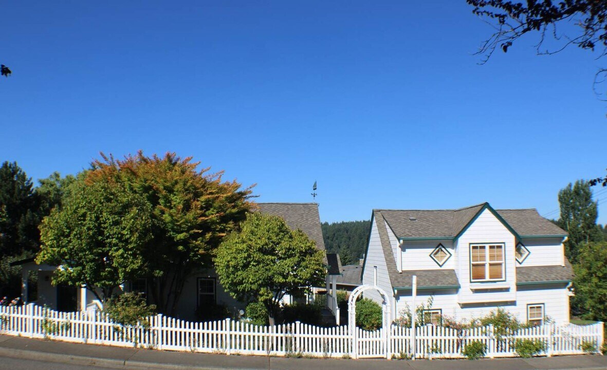 7502 Pioneer Way in Gig Harbor, WA - Building Photo