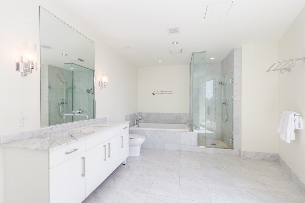 360 Newbury St, Unit 407 in Boston, MA - Building Photo