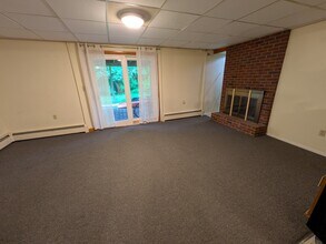 12 Cascade Ct, Unit B in Essex Junction, VT - Foto de edificio - Building Photo
