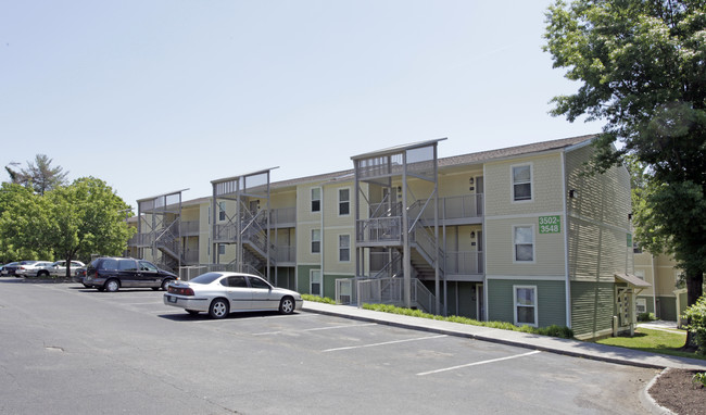 Valley Oaks Apartments in Knoxville, TN - Foto de edificio - Building Photo