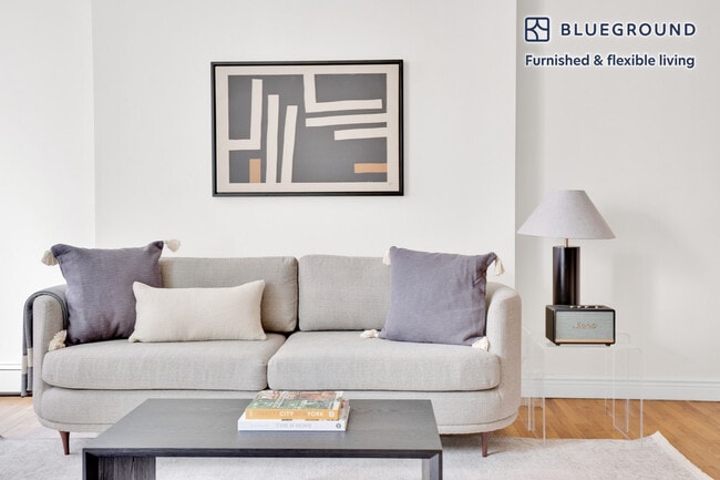 302 8th Ave in New York, NY - Building Photo - Building Photo