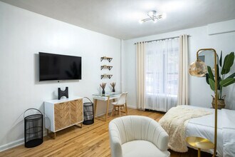317 W 74th St in New York, NY - Building Photo - Building Photo