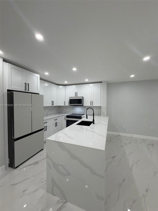 1085 NW 191st St in Miami, FL - Building Photo - Building Photo