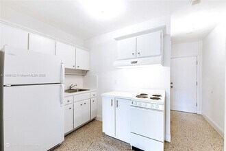 33 Salamanca Ave in Coral Gables, FL - Building Photo - Building Photo