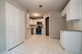 11611 Glenwolde Dr in Houston, TX - Building Photo - Building Photo