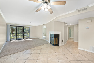 Crown Point in Riverside, CA - Foto de edificio - Interior Photo