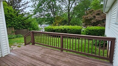73 Knollwood Rd in West Hartford, CT - Foto de edificio - Building Photo