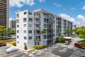 Bahia Vista Condominiums in Miami, FL - Building Photo - Building Photo