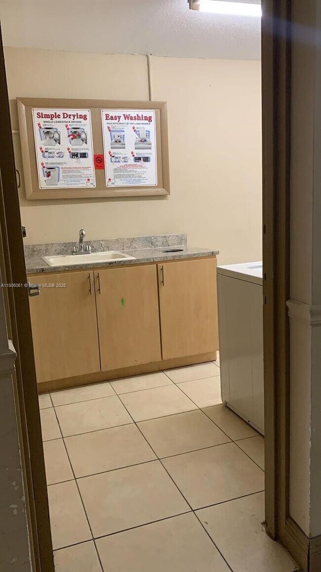 10431 N Kendall Dr in Miami, FL - Building Photo - Building Photo