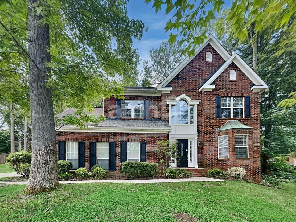 8703 Coach Wood Ct in Charlotte, NC - Building Photo