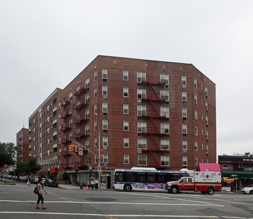 Kings Henry in Elmhurst, NY - Foto de edificio