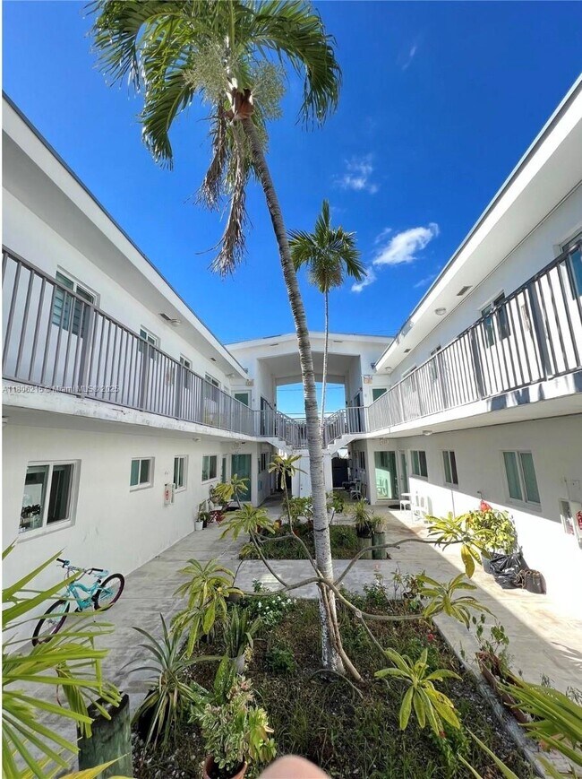 8035 Crespi Blvd in Miami Beach, FL - Building Photo - Building Photo