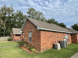 2507 W Chestnut St, Unit 102 in Denison, TX - Foto de edificio - Building Photo