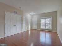 2402 Misty Dawn Ct in Herndon, VA - Foto de edificio - Building Photo