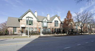 1003 E Lyon St in Milwaukee, WI - Foto de edificio - Building Photo