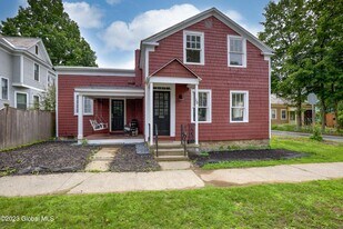 10 Marion Pl in Saratoga Springs, NY - Building Photo