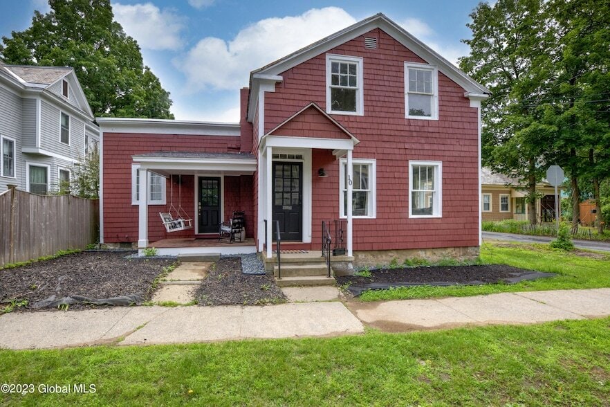 10 Marion Pl in Saratoga Springs, NY - Building Photo