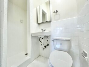 652 S Dunsmuir Ave, Unit 106 in Los Angeles, CA - Building Photo - Building Photo