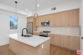 5248 Auckland Ave in Los Angeles, CA - Building Photo - Building Photo