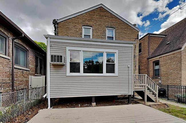 property at 4827 W Hirsch St