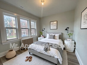 2 Balsam Ave S in Hamilton, ON - Building Photo - Building Photo