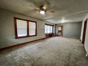 2320 S Claremont Ave in Independence, MO - Foto de edificio - Building Photo