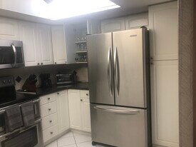 1055 W Peppertree Dr in Sarasota, FL - Building Photo