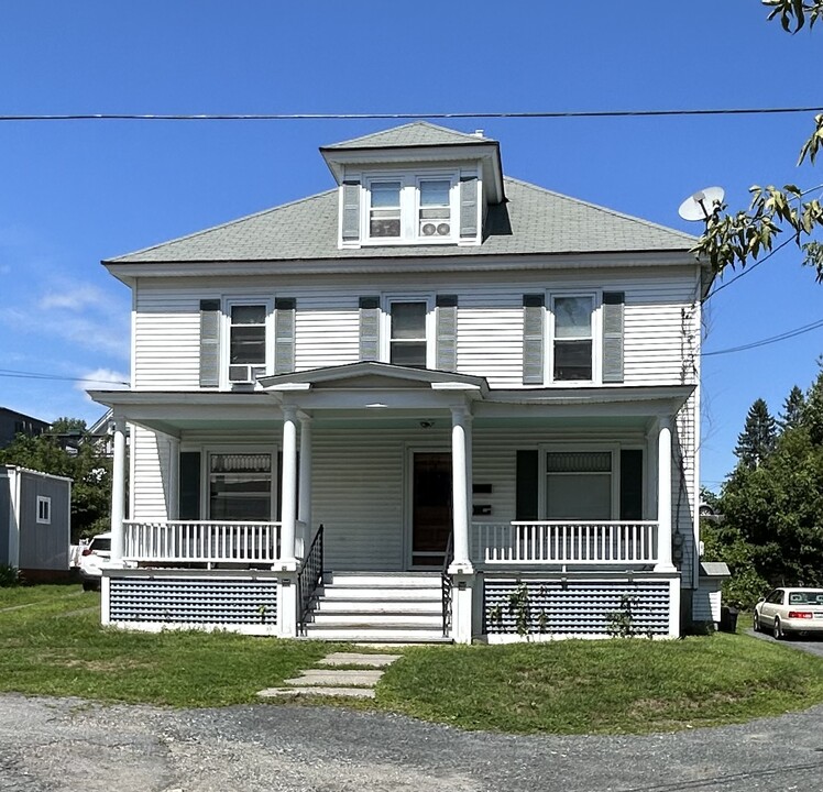 1 Clark St, Unit 1 in Lebanon, NH - Foto de edificio