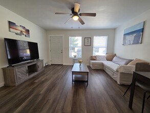 112 Linda Dr in San Marcos, TX - Foto de edificio - Building Photo