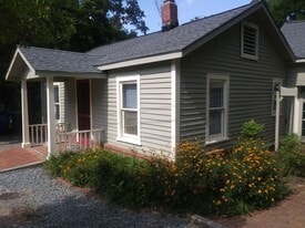 204 Cottage Ln in Chapel Hill, NC - Building Photo
