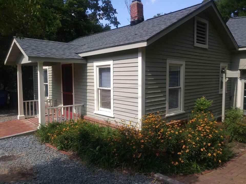 204 Cottage Ln in Chapel Hill, NC - Building Photo
