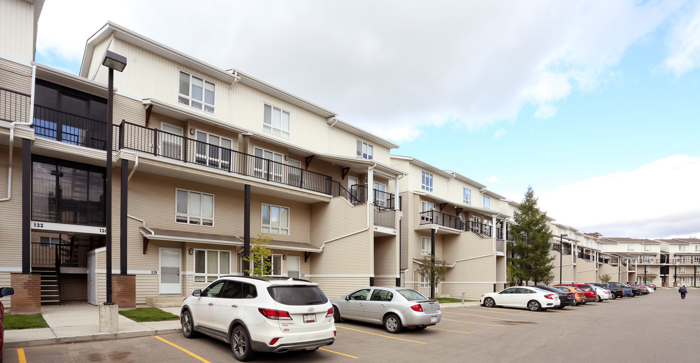 Claremont Court in Edmonton, AB - Building Photo