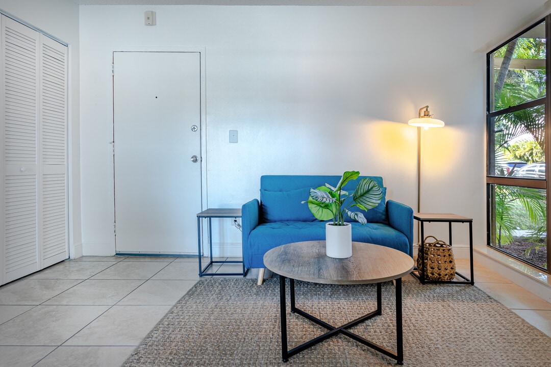 Tennis Villas Apartments in Miami, FL - Building Photo