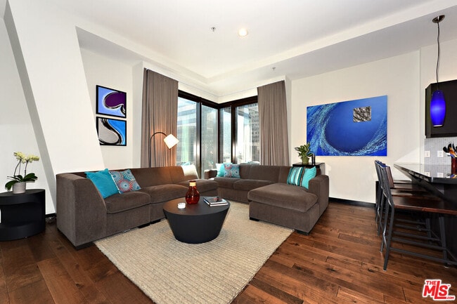 655 S Hope St in Los Angeles, CA - Building Photo - Building Photo