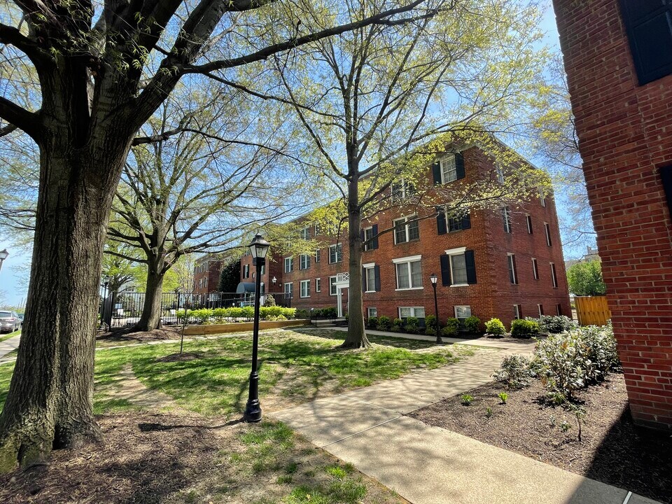504 Bashford Ln in Alexandria, VA - Building Photo