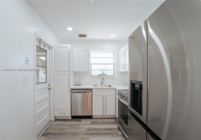 2041 NW 81st Ave in Pembroke Pines, FL - Building Photo - Building Photo