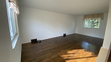 121 Lois Dr in Verona, PA - Building Photo - Building Photo