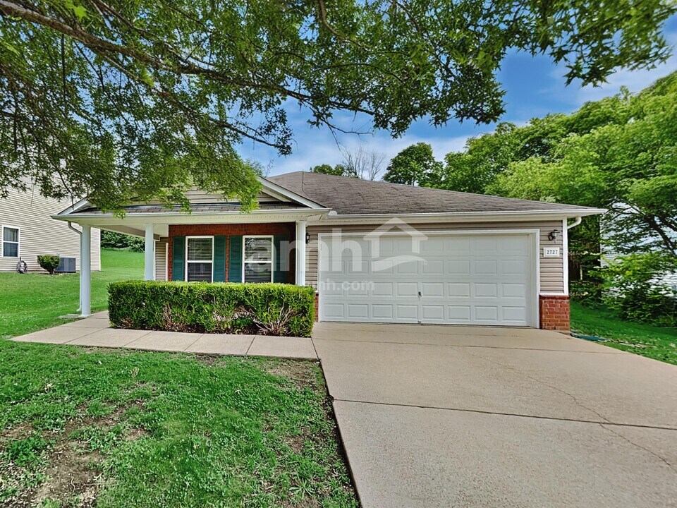 2727 Sutherland Dr in Thompson's Station, TN - Building Photo