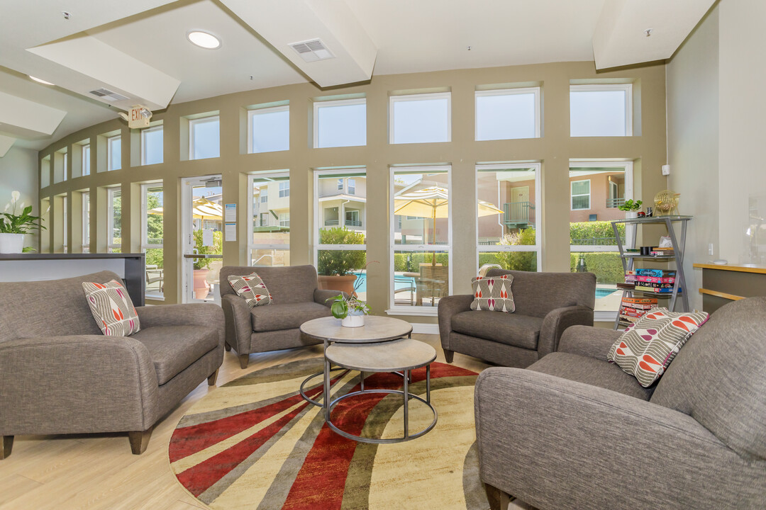 The Lexington Apartments in Davis, CA - Foto de edificio