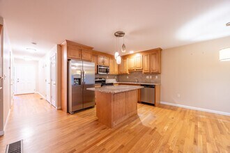 370 Emmett St in Bristol, CT - Foto de edificio - Building Photo
