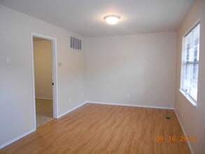 2972 Maple Street Hollister MO in Hollister, MO - Foto de edificio - Building Photo