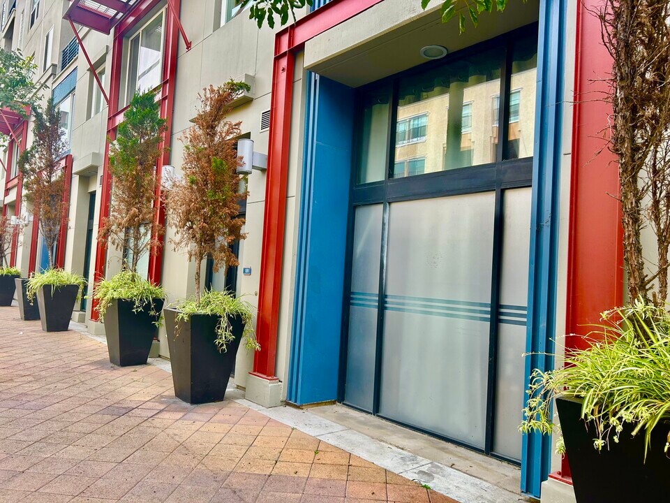 300 E 4th St, Unit 101 in Long Beach, CA - Building Photo