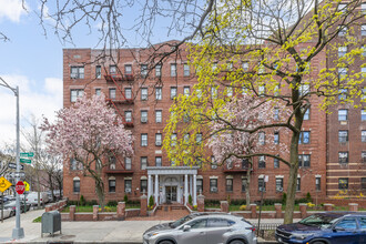 682-690 Ocean Pky in Brooklyn, NY - Foto de edificio - Building Photo